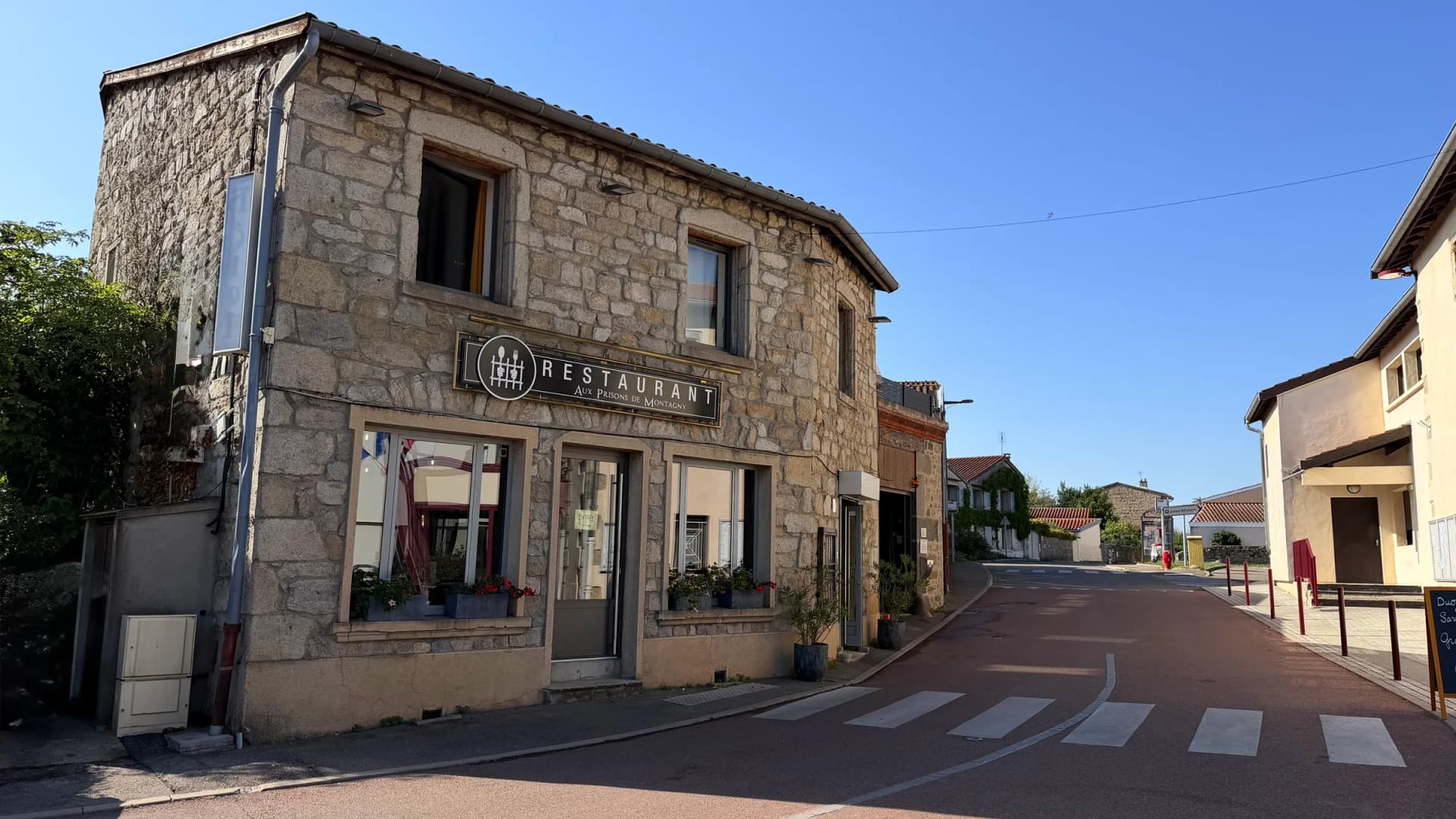 La terrasse du restaurant Aux Prisons à Montagny